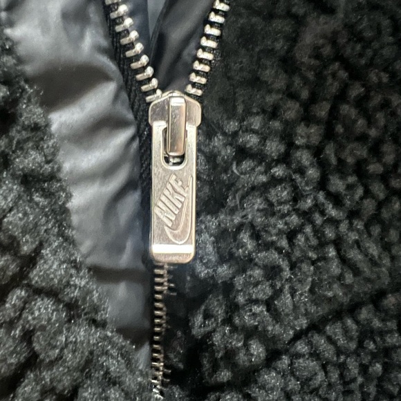 Nike Women’s Loose Fit SZ.M Sherpa Fleece Black Coat - Picture 10 of 13